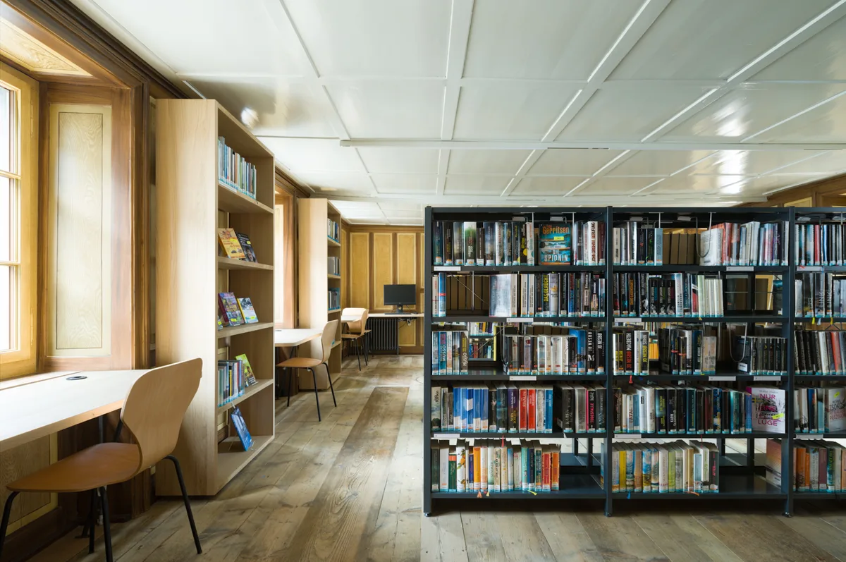 Neben der Ausleihe hat sich die Bibliothek auch als Lern- und Begegnungsort etabliert. Eindrücke von der Bibliothek Ilanz/Glion.